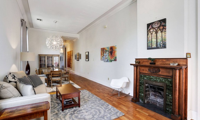 West Riverside House | Off Magazine St., Spacious, Charming Walk to Whole Foods, bars and shops