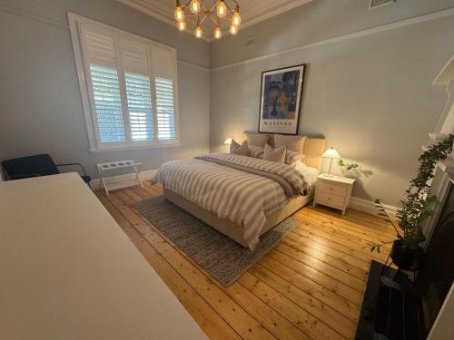 Quarry Hill House | Olinda Cottage - CBD Bendigo with city views