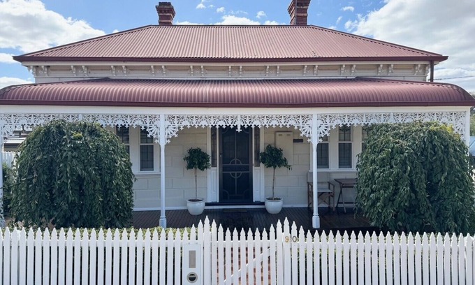Quarry Hill Cottage | Olinda Cottage - Close to CBD with city views