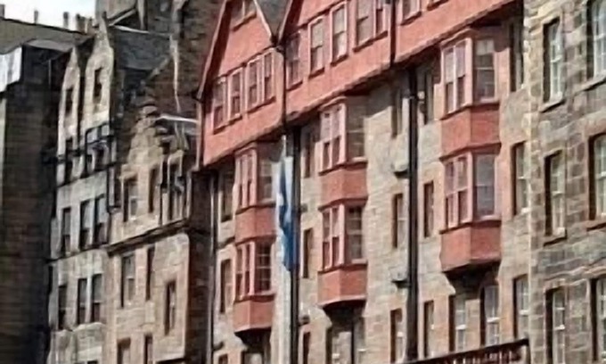 Old Town Apartment | On the Royal Mile, Lawnmarket, Old Town, Edinburgh