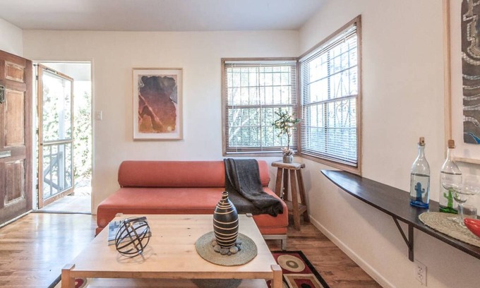 Venice Cottage | Only 6 blocks from the beach, come stay in bright & comfortable cottage!