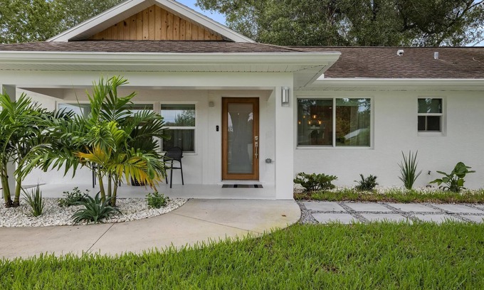 Arlington Park House | ONLY A FEW MINUTES FROM THE #1 BEACH IN THE USA!