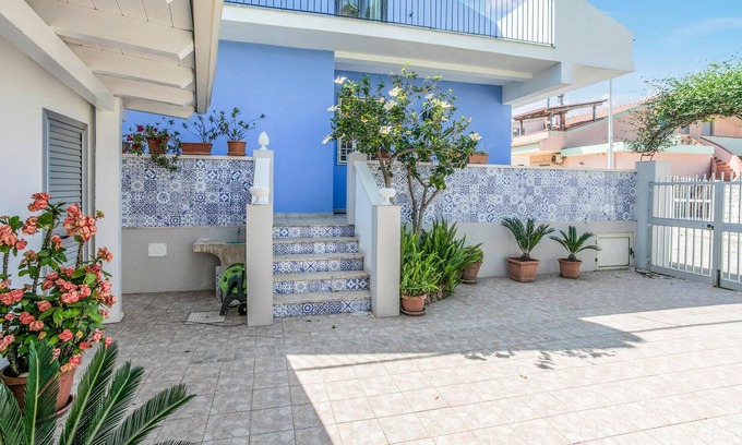 Casuzze House | Only about 180 m from the beach and the sea, this semi-detached house awaits you in Marina di Ragusa