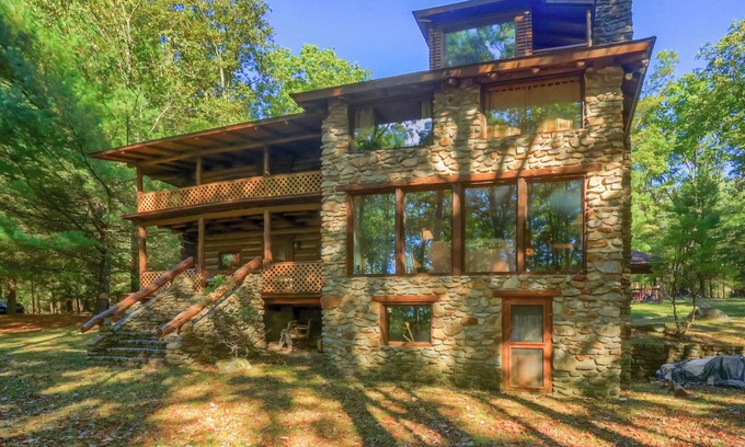 Clarion Cabin | Our spacious and comfortable rooms provide the perfect retreat for your next getaway. Conveniently located near top attractions and beautiful outdoor spaces, this is the perfect destination for those looking to unwind and recharge.