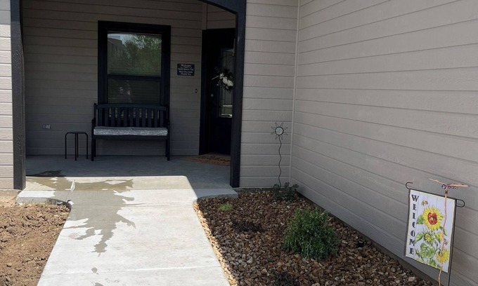 Junction City House | "OurRetreat" Awaits You - In Spring Valley near Milford Lake, Fort Riley and KSU