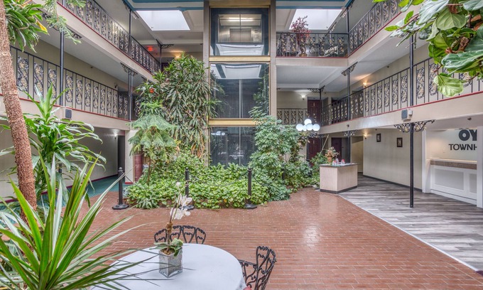 South Tulsa Hotel | OYO Townhouse Tulsa Woodland Hills