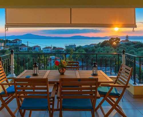Avia Apartment | Palaiochora Retreat - Sea Sunset Rooftop