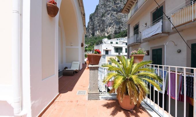 Pogerola Hotel | PALAZZ0 GARGANO AMALFI ROOM WITH TERRACE IN THE HEART OF CITY
