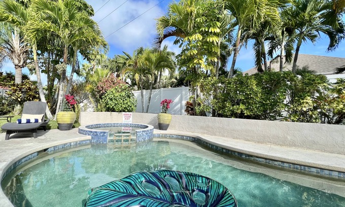 Palma Sola Villa | Palma Sola Villa with Private Spa Pool & Sunset Cruises π€