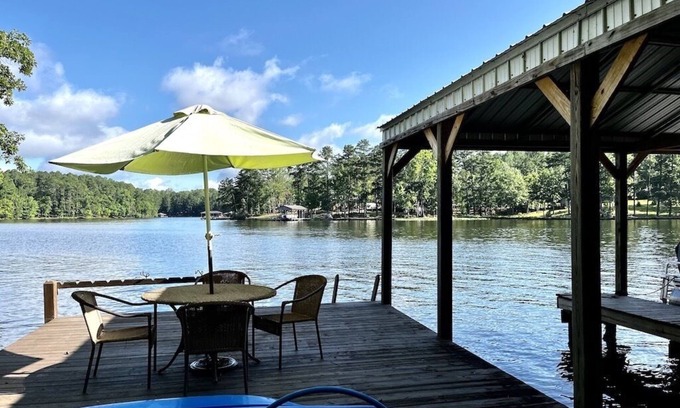 Milledgeville Cabin | Paradise Cove: Pet friendly, Lakefront, EV Charging, Kayaks, Boat Slip, Fire pit
