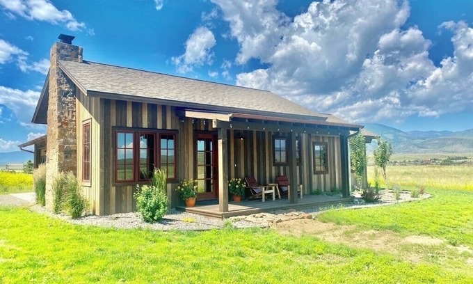 Livingston Cottage | Paradise Valley Guesthouse on Chicory Road