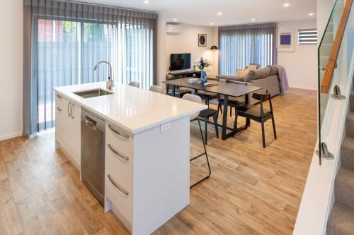Christchurch Apartment | Park and Stay 4BR Townhouse near Avon River