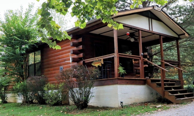 Eureka Springs Cabin | Parkers Hideaway on the White River/Redbud Cabin, 200 feet from the River