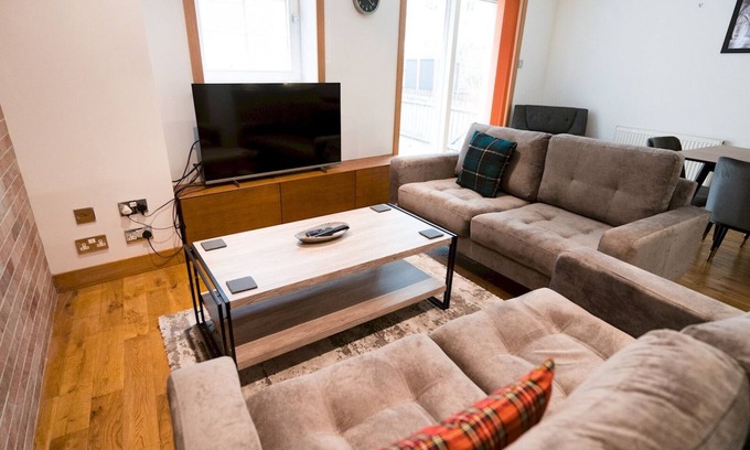 Kelvinbridge House | Pass the Keys | Beautiful Unique 3Bed Mews Cottage House