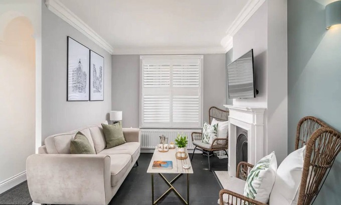St Albans House | Pass the Keys | Luxury 2 Bedroom Townhouse in Central St Albans