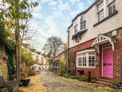 Kelvinbridge House | Pass the Keys Magical Mews Hideaway: Quirky Cottage Experience