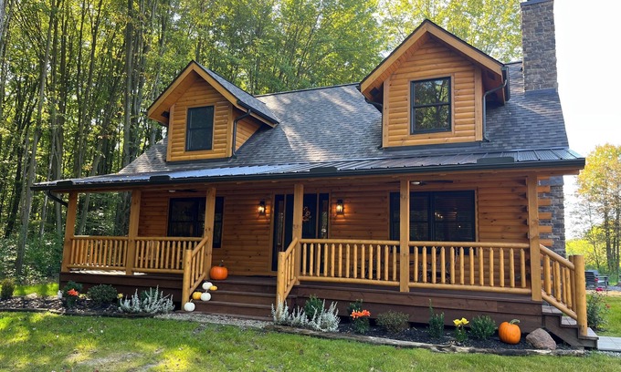 Austinburg Cabin | Peaceful 3BR Cabin Retreat w/Hot Tub-Near Wineries, Geneva-on-the-Lake & Spire