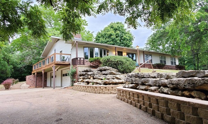Lawrence House | Peaceful retreat, just 10 minutes outside of town