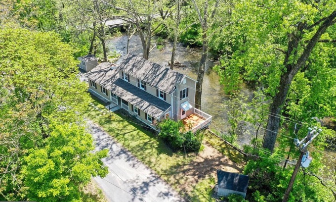 Edinburg House | Peaceful Retreat on Creekside