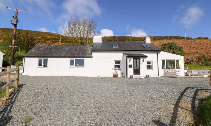 Rhyd-y-clafdy Cottage | PENNANT COTTAGE, pet friendly, with a garden in Llithfaen