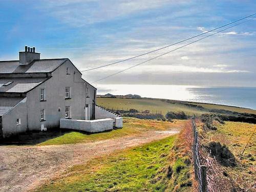 Garn Fadryn House | Penrhyn Mawr - Hw7642