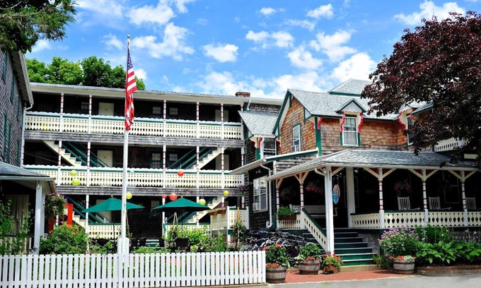 Oak Bluffs Hotel | Pequot Hotel