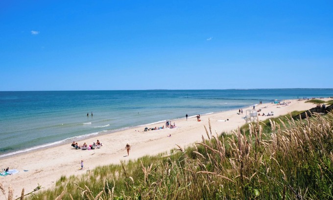 Oak Bluffs Hotel | Pequot Hotel