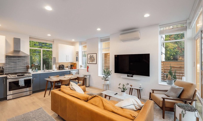 Broadway House | Perch - Belmont Boutique 4: Spacious Townhome w/Rooftop Views