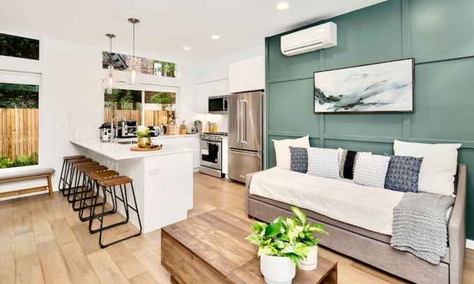 Broadway House | Perch - Capitol Luxe Eight: Walk Score 96! Heart of Capitol Hill