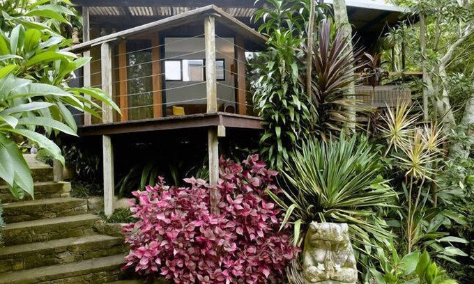 Berry Cabin | Perched on the bank of Broughton Mill Creek & only 500 meters from Berry centre
