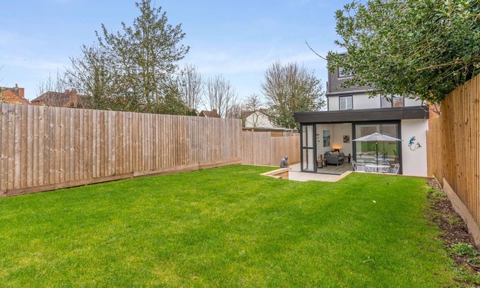 Stratford-upon-Avon Cottage | Percy House - sleeps 6 guests in 3 bedrooms