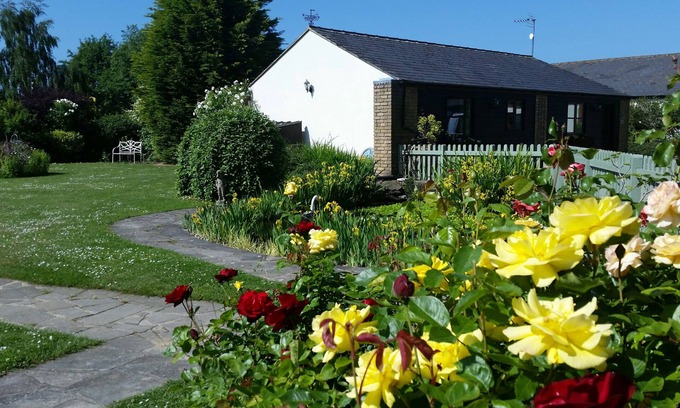 Westmarsh Cottage | Perfect 2 bedroom pet-friendly family holiday home at Hawthorn Farm, Kent