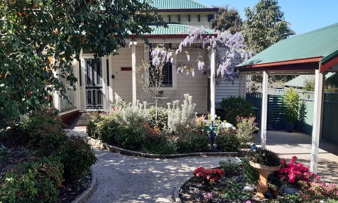Bendigo Cottage | Perfect Central Locale Cosy 2 Bathrooms Breakfast Netflix Foxtel WiFi