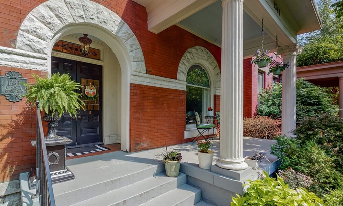 Old Louisville House | Perfect for Derby, Victorian Mansion in the heart of Louisville