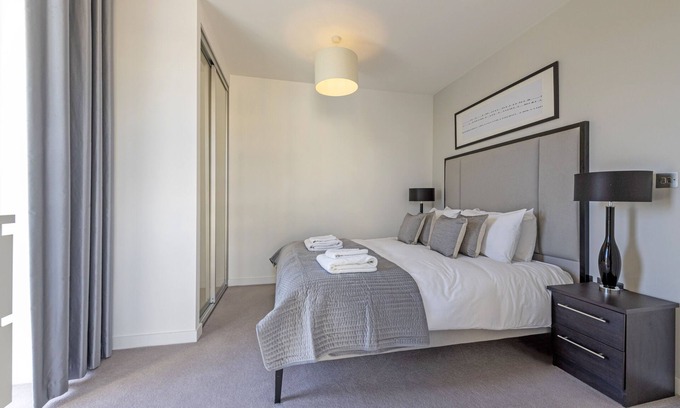 Northcote Apartment | Perfect Luxury Penthouse - Overlooking parkland with views for days