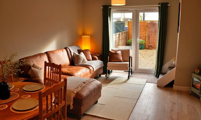 Bourton House | Pet-friendly countryside holiday home, No Deposit