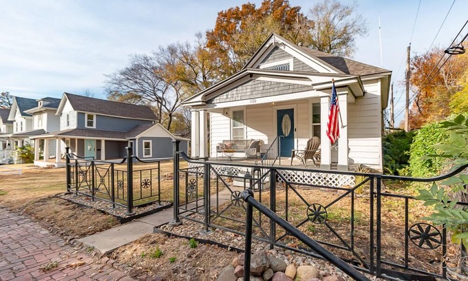 Greater Auburndale House | Pet Friendly Haven Near Hospital—Fast Wi-Fi