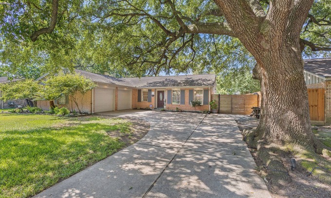 Woodlake - Briar Meadow House | Pet Friendly Home - Minutes to Galleria - Highland Village - Med Center