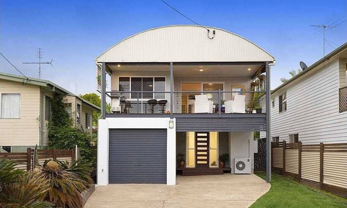 Dicky Beach House | Pet friendly house 650 m from the beach