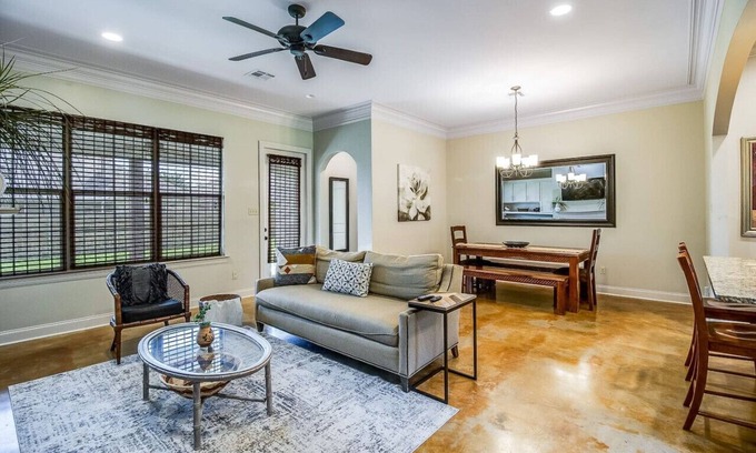 Lafayette House | Pet friendly,king bed,jacuzzi tub,separate shower