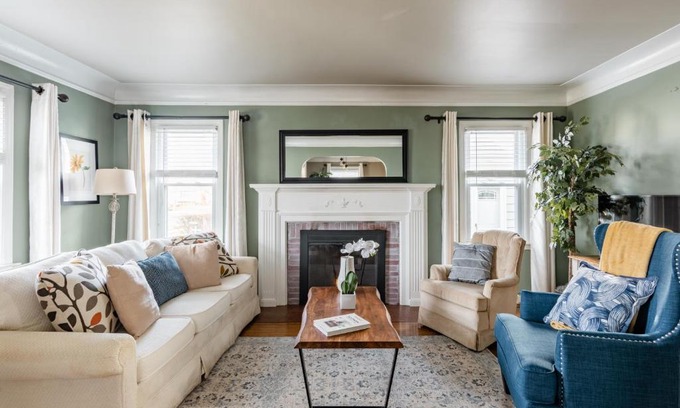 Royal Oak House | Pet Friendly - Large Families - Heart of Royal Oak - 5 Smart TVs