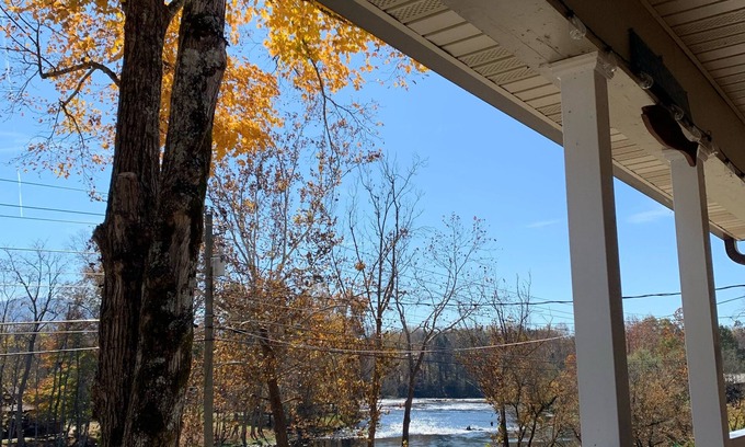 Bristol Cottage | Pet friendly on the South Holston River!
