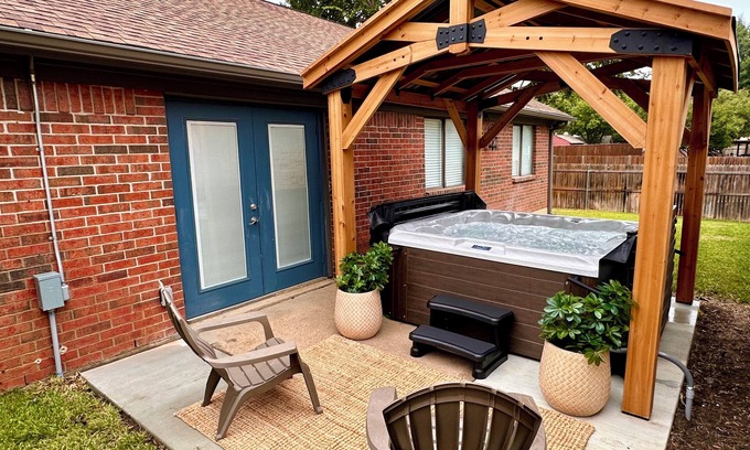 South Arlington House | Pets OK, NEW Hot Tub, Arcade, 65” TV, 300mb+ WIFI, Long Term Stays Available