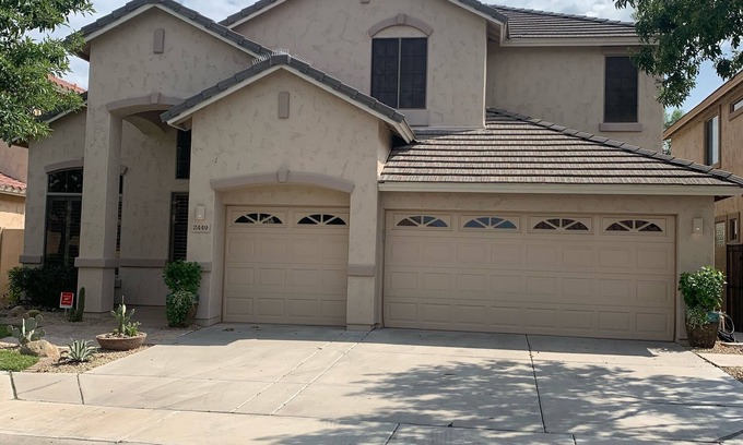 Legacy House | Phoenix 4 Bedroom Villa on Golf Course Sleeps 8-10, Private Heated Pool, Hot Tub