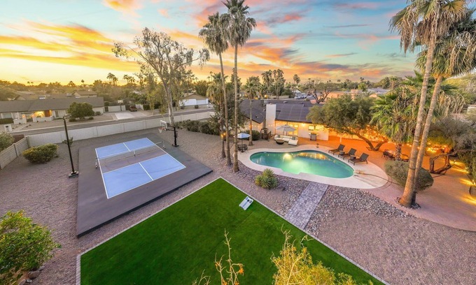 Avant House | Pickle & Putt Retreat|Pool|Pickleball|Putt Grn.