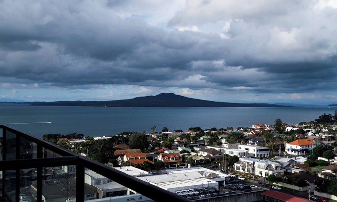 Takapuna Apartment | Picture Perfect Apartment with beautiful views in Central Takapuna