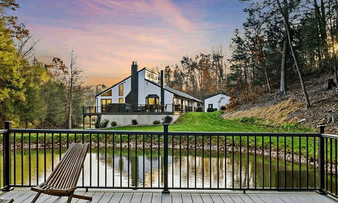 Duncannon Cabin | Pine Hollow Lodge. Secluded-Hot tub-Game Room. 16+