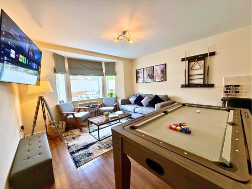 Heaton Apartment | Pool Table 1-Bedroom House, near City Centre and Public Transport, Dog Friendly, Sleeps 5, Free Parking