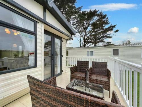 Praa Sands Ski Chalet | Pottsville Cabin - short walk to Praa Sands Beach