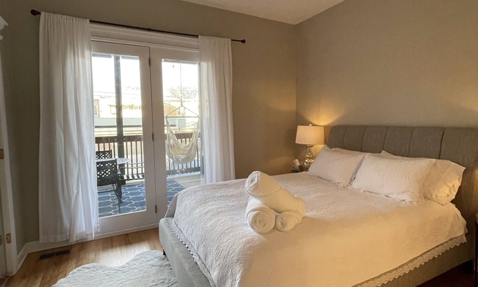 West Town Condo | Prime Location! Modern 3 Bed 3 Bath Rental in Chicago